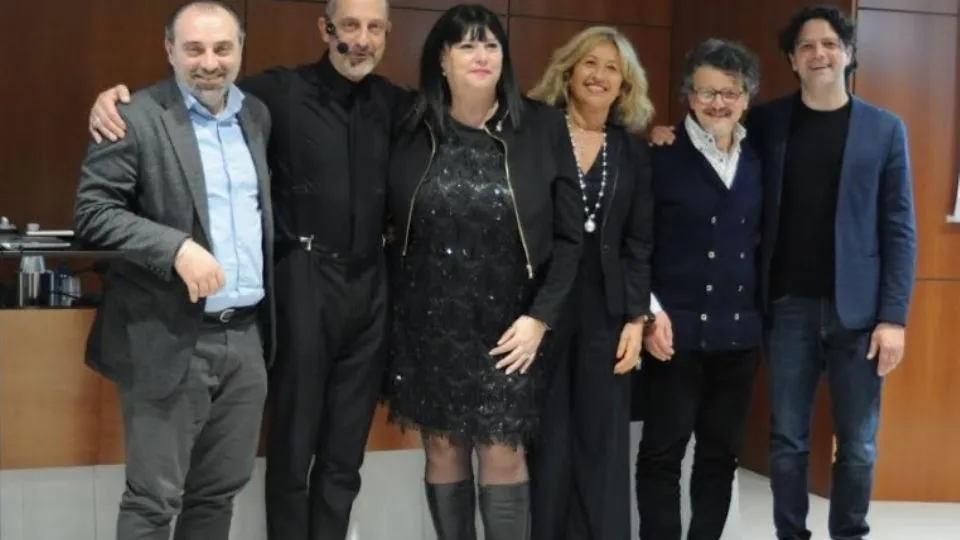 foto di gruppo (Amadei il secondo a destra)
