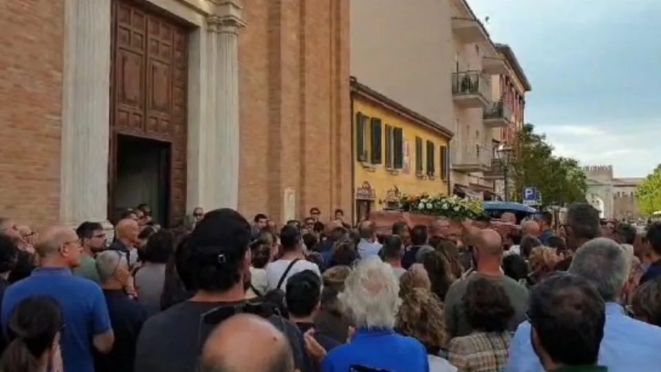 l’uscita del feretro (@newsrimini)