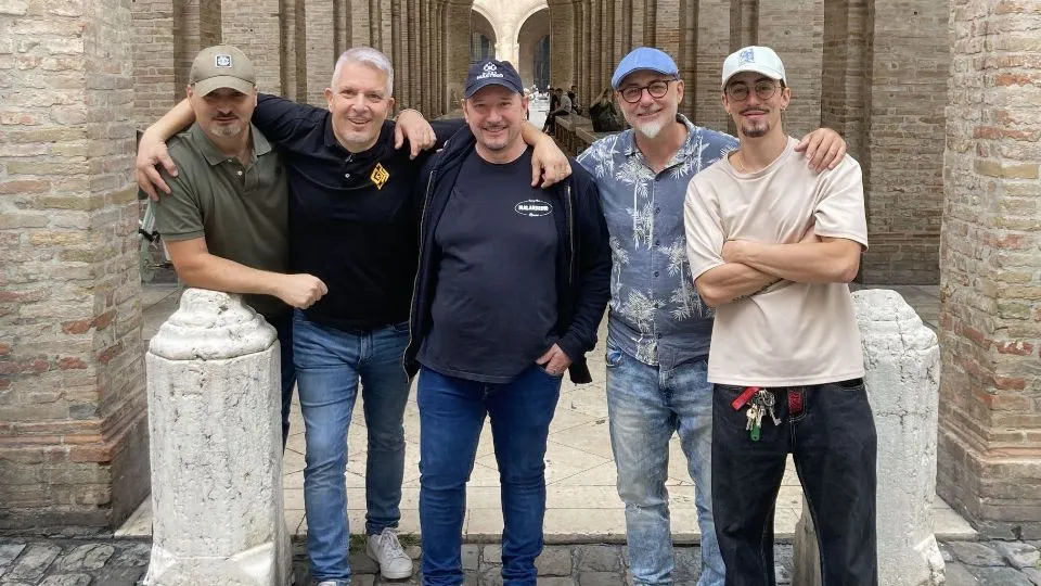 Emanuele Moscatelli e Stefano Laureti dei ‘Liberi di sognare’; Giuseppe Acunzo, titolare del ‘Malandrino’; Claudio Nanni, titolare di ‘El Cantinero’ e Luigi Nanni, di ‘Al Qui Pub’