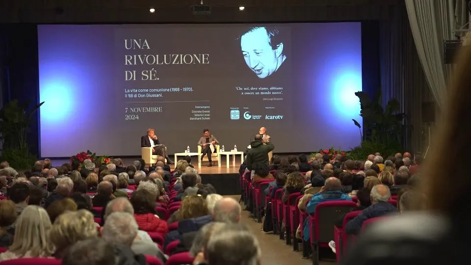 In centinaia al teatro Tarkovskij
