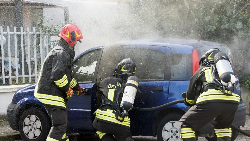 la Panda incendiata e i vigili del fuoco al lavoro (foto Migliorini)