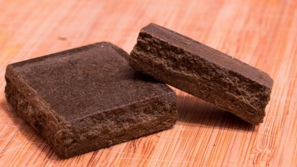 un panetto di hashish
