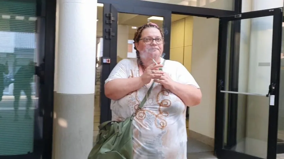 Valeria Bartolucci fuma all’uscita dalla questura (foto Migliorini)
