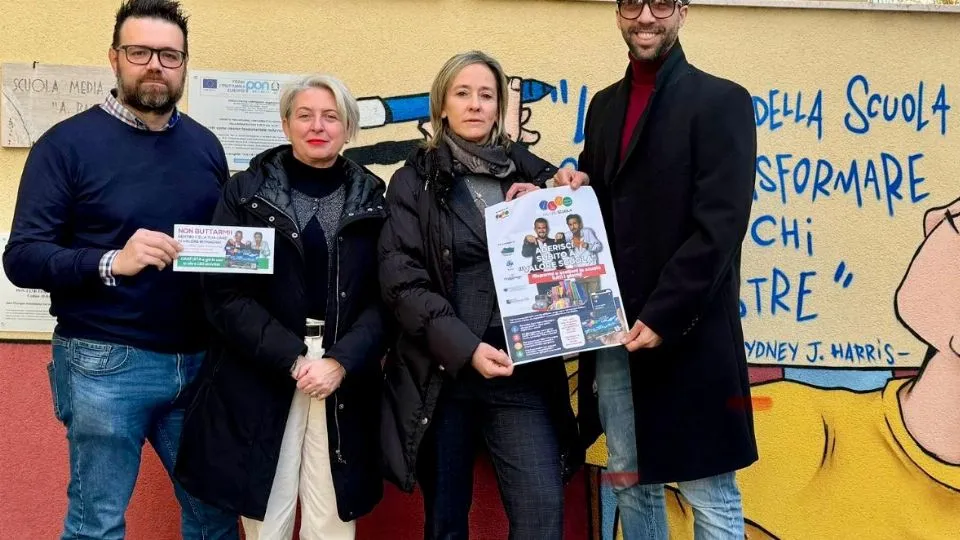 I promotori dell’iniziativa Marco Fratta e Simone Bertozzi, con la dirigente dell’Istituto ‘Battelli’ Teresa Cipriani e la vicepreside Monica Felici
