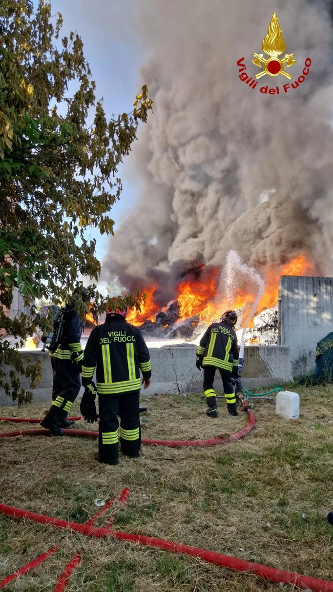 i vigili del fuoco impegnati a Raibano