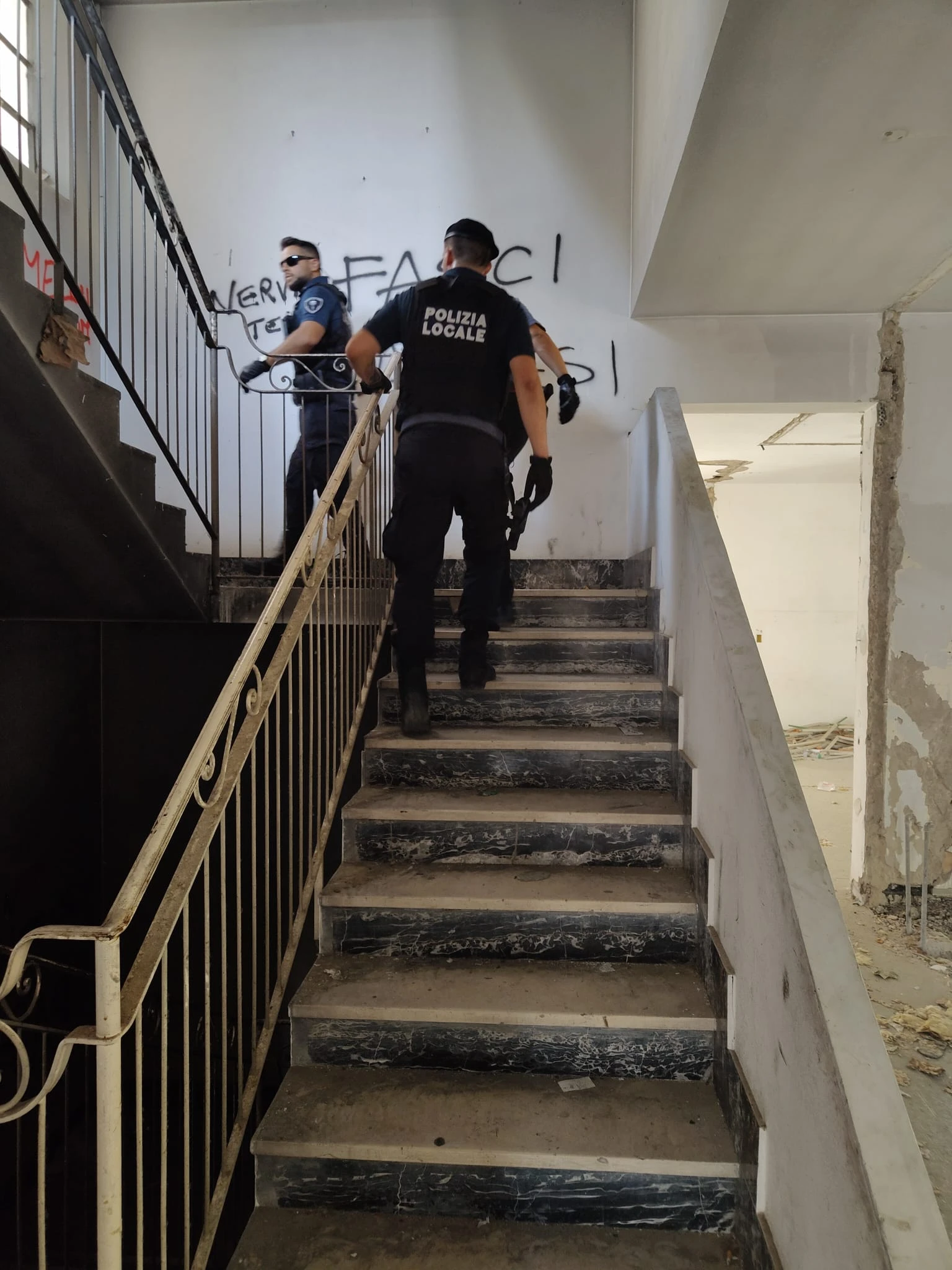 la polizia locale nell'hotel occupato