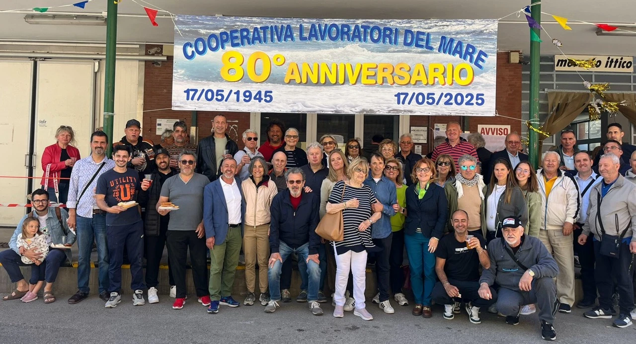 foto di gruppo per gli 80 della Cooperativa