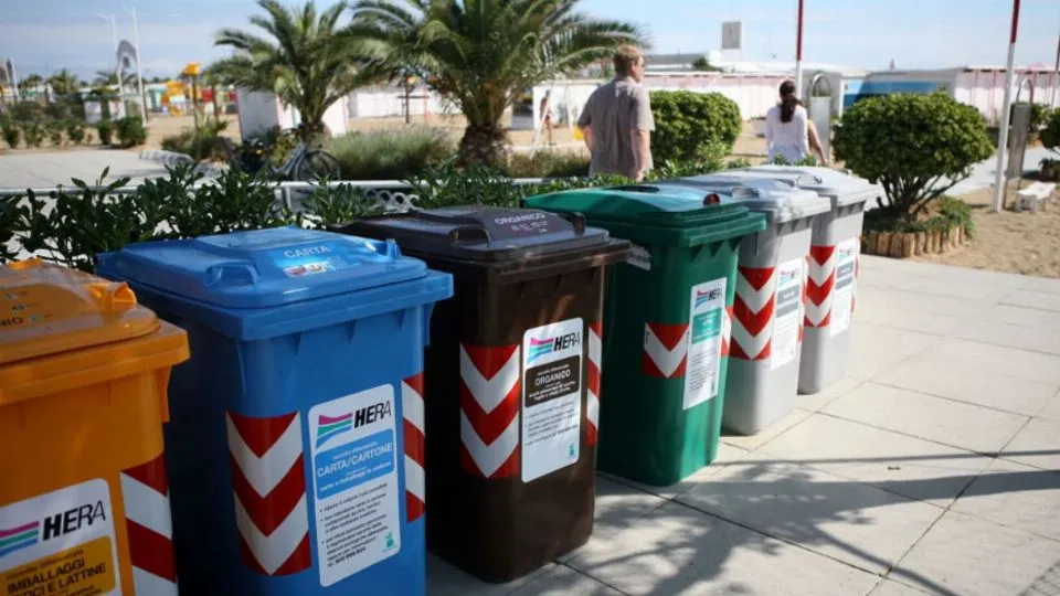 contenitori di rifiuti sulla spiaggia