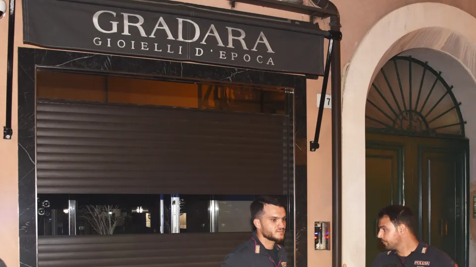 @Adriapress La Polizia di fronte alla gioielleria razziata