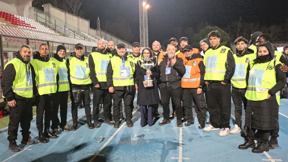 Massimo Affronte, insieme agli steward e al presidente del Rimini Calcio, Stefania Di Salvo, dopo la vittoria della Coppa Italia
