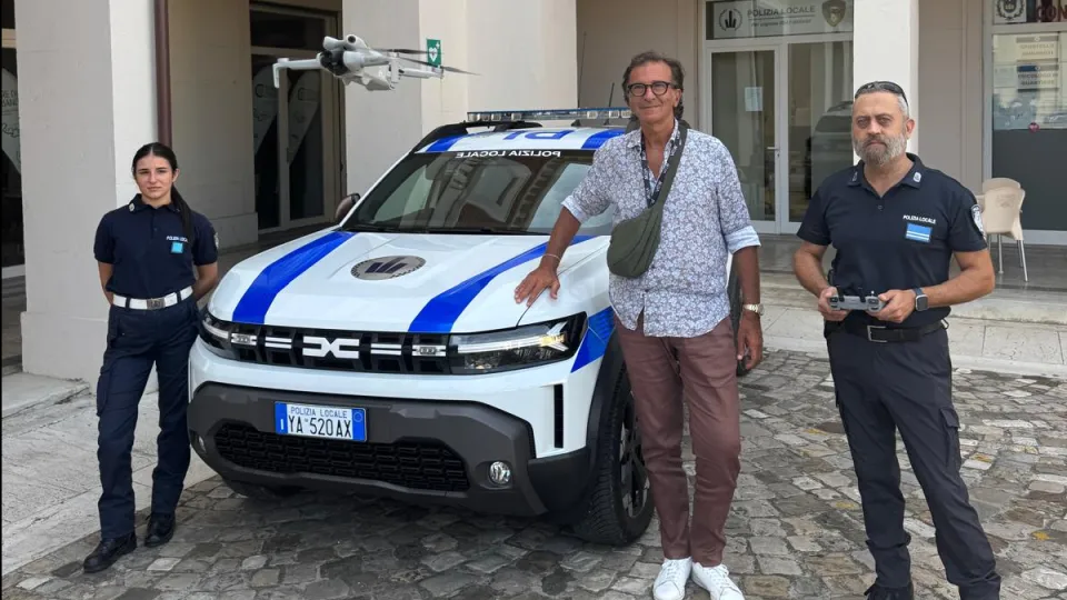 agenti, sindaco e drone