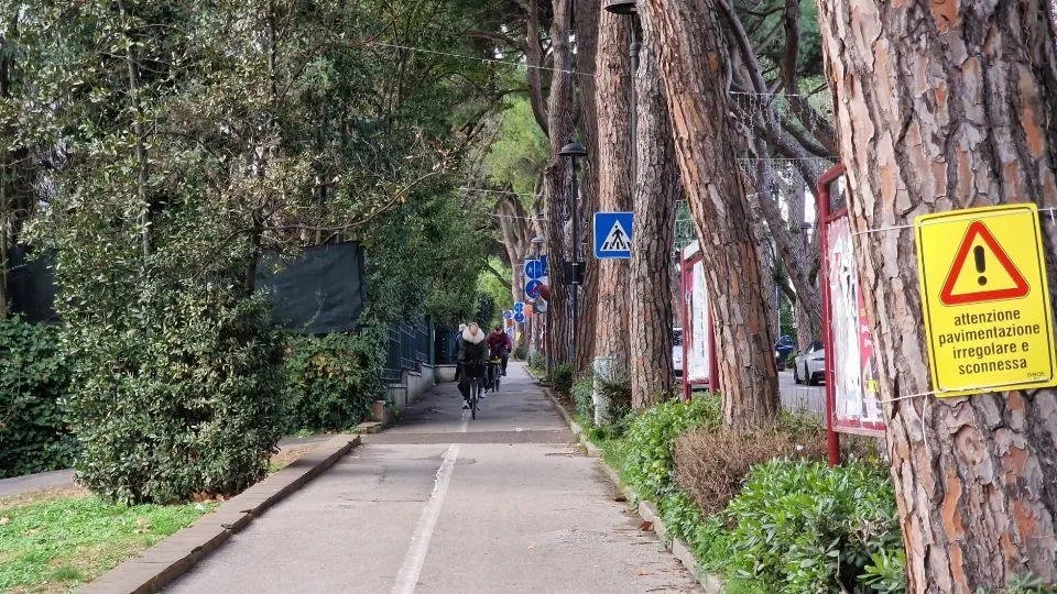 a monte della ferrovia
