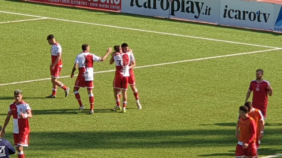 Alessandro Lombari abbracciato da Leonardo Ubaldi dopo il gol dell'1-1