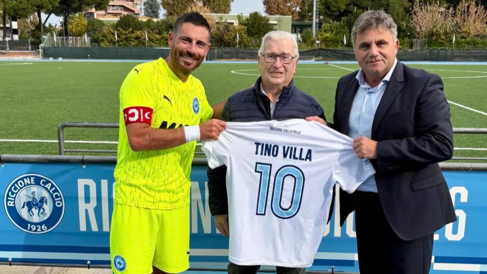 Alex Ambrosini e Roberto Carnevali consegnano la maglia al tifoso Tino Villa
