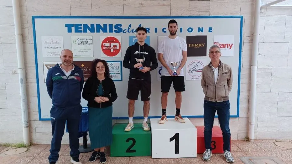 La premiazione del singolare maschile al Tc Riccione