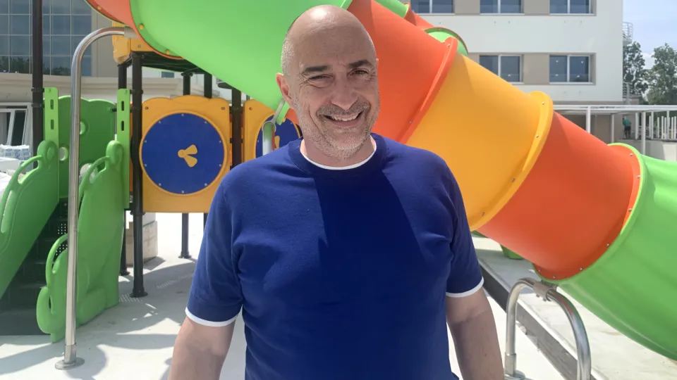 Andrea Falzaresi all'esterno del nuovo Hotel