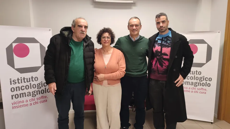 Andrea Piccioni e Marina Sardella e Luca Piccioni (padre, madre e fratello di Alessandra) presso la sede dello IOR di Riccione insieme al Direttore dell’istituto Fabrizio Miserocchi.