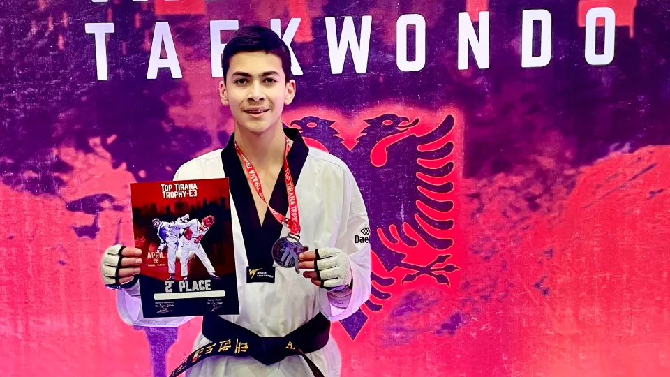 Andreas Miserendino con la medaglia d'argento a Tirana
