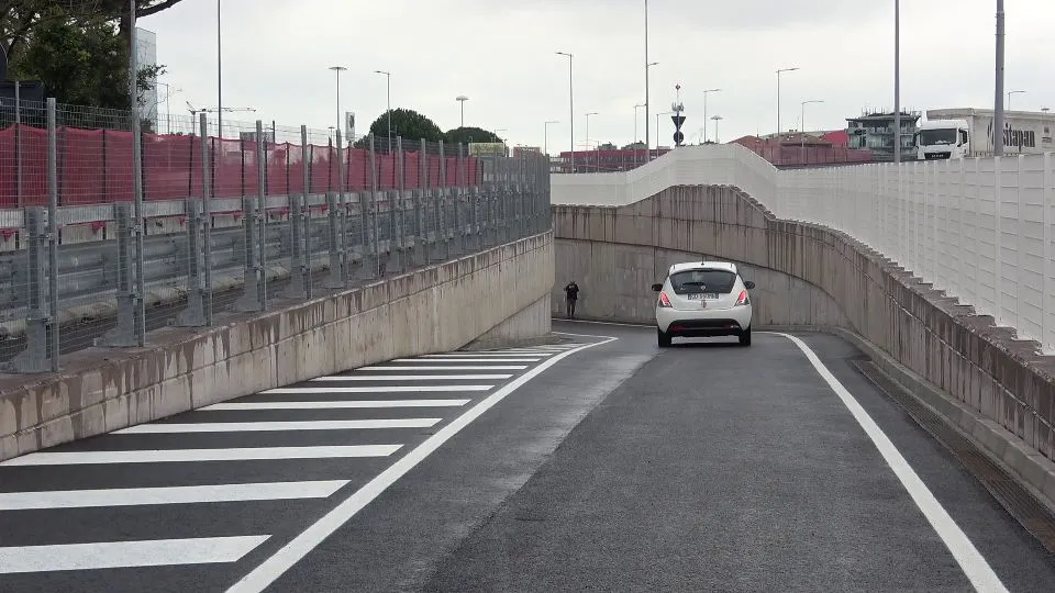 l’auto del comune di Rimini imbocca il sottopasso di via Euterpe