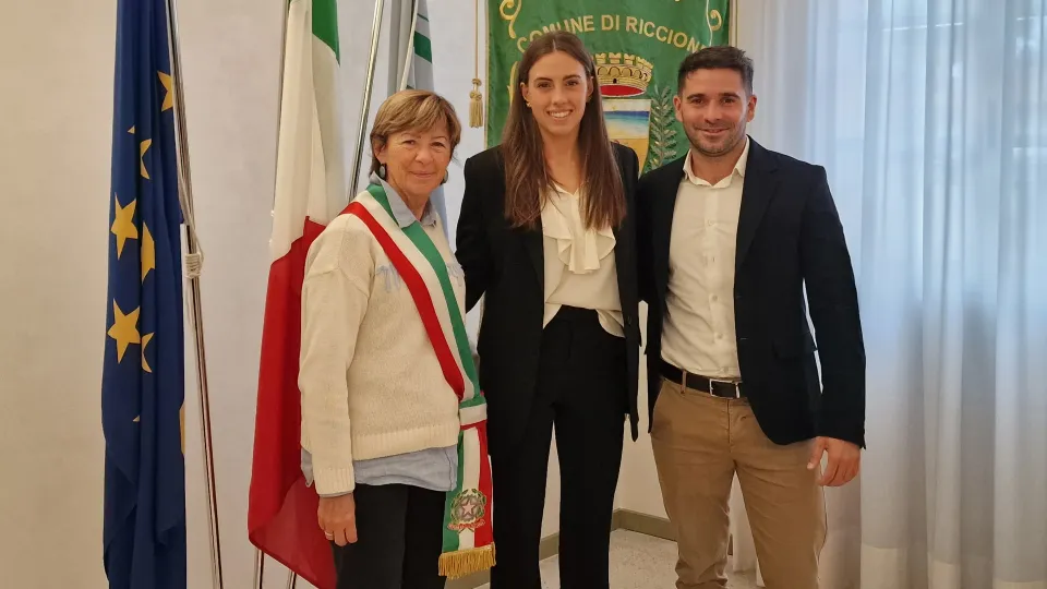 Asia Mercatelli insieme alla sindaca Daniela Angelini e all'assessore Simone Imola