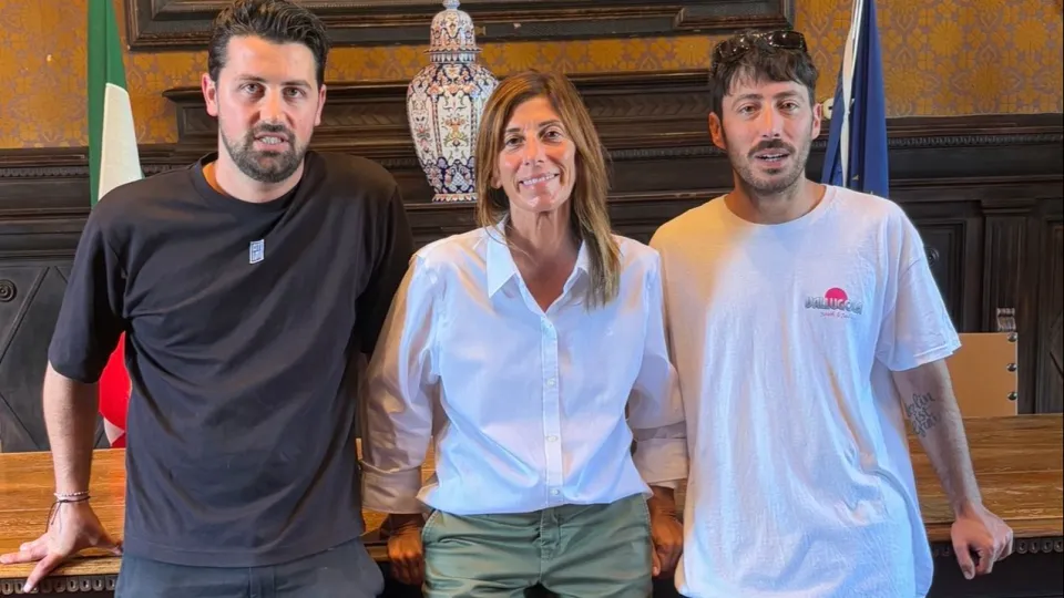Assessora Bartolucci con due degli assegnatari