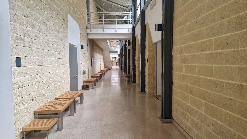 il corridoio del tribunale di Rimini