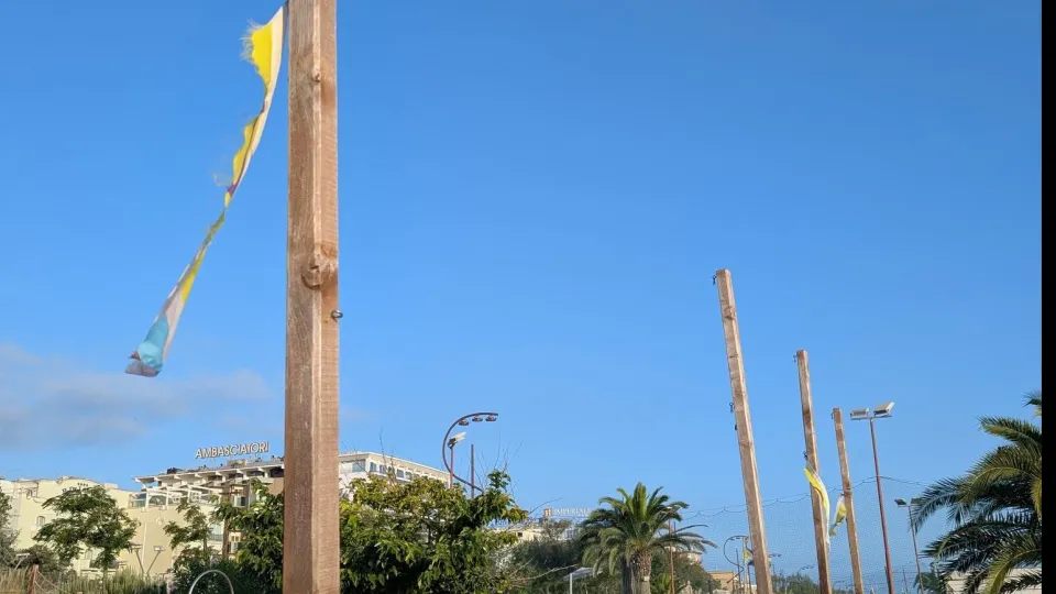 bandiere arcobaleno strappate al bagno 27 di Rimini