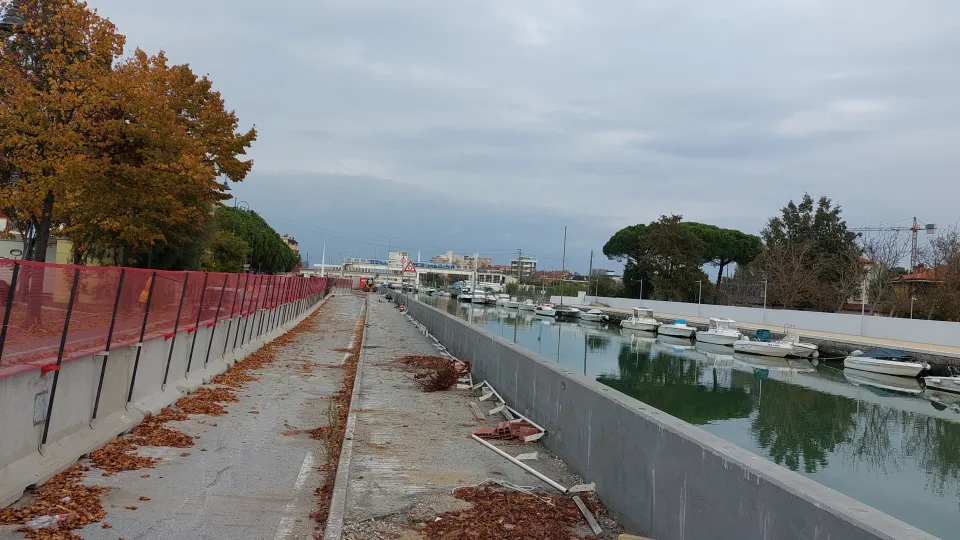 Bellaria Igea Marina cantiere lungo il fiume Uso