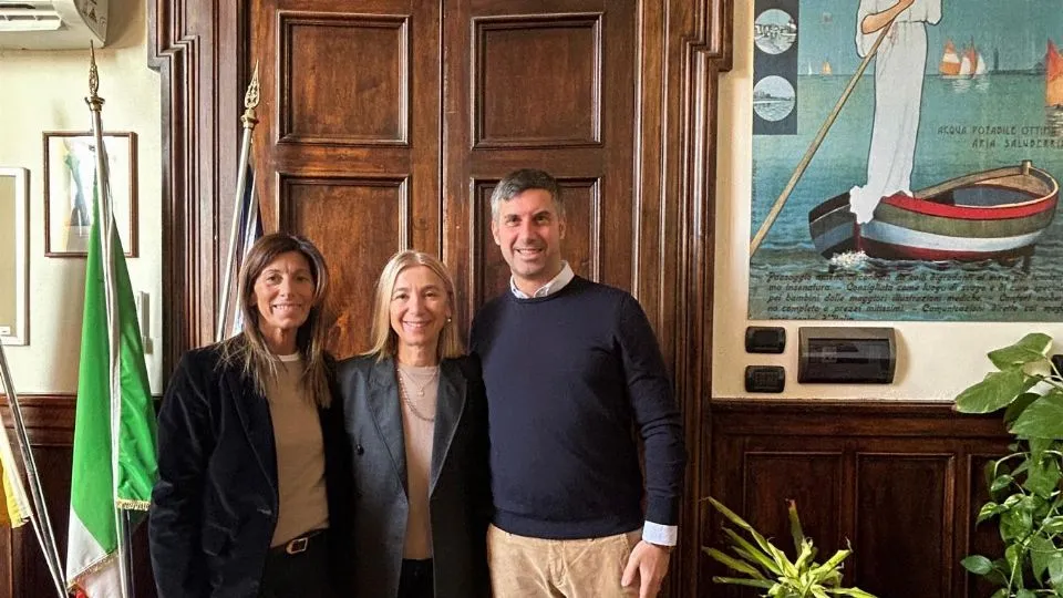 la sindaca con l’assessore uscente e quello entrante