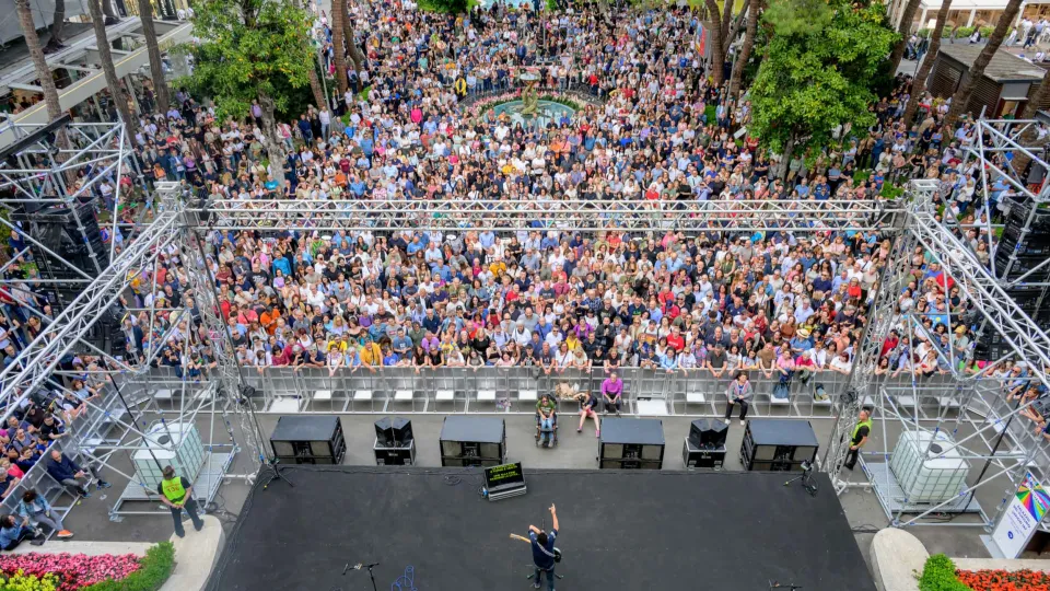 Bennato in piazzale Ceccarini