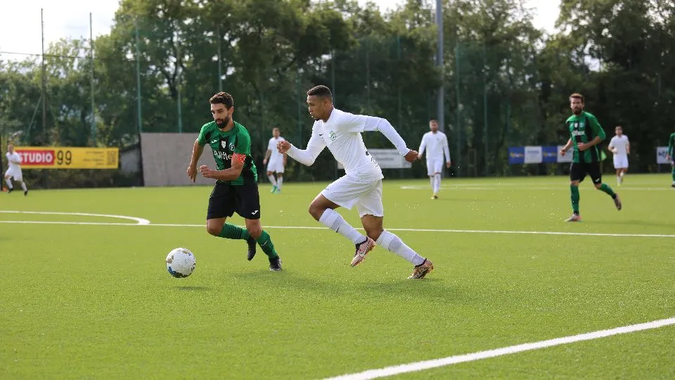 Battistini (a sinistra) contro Ben Kacem nella sfida di andata tra Virtus e Cosmos (©FSGC/Montanari)
