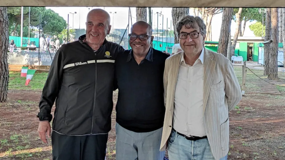 Carlos Bernardes tra il presidente Maurizio Tappi ed il giornalista Alessandro Giuliani