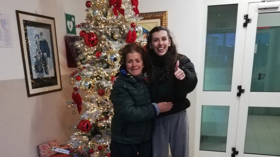 Caterina Bonazza a destra insieme alla proprietaria della borsa