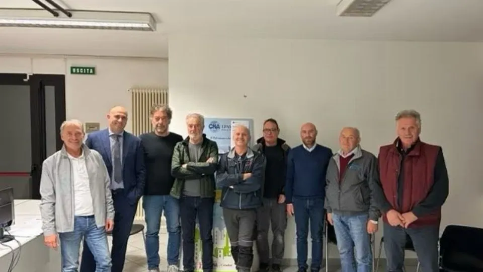 Il direttivo uscente insieme al sindaco
