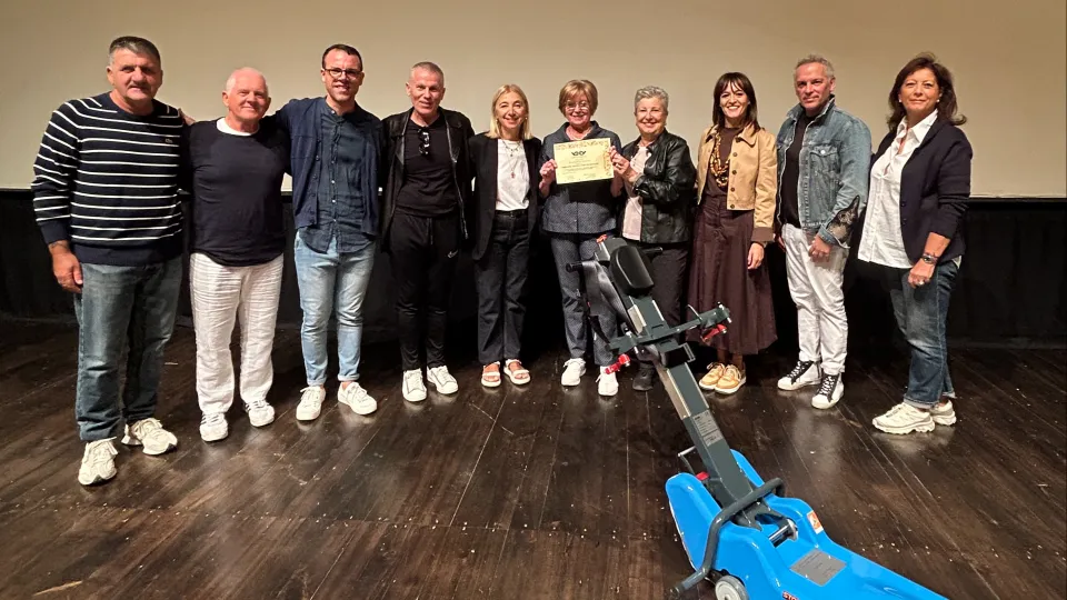 compagnia quattro baiocchi dona montascale a teatro regina cattolica