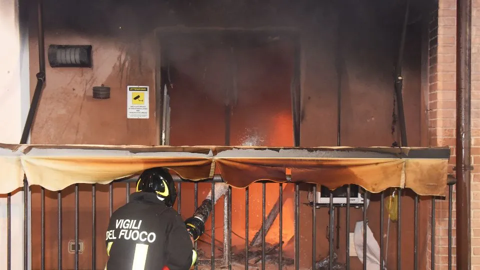 le fiamme nell’appartamento a piano terra (foto Migliorini)