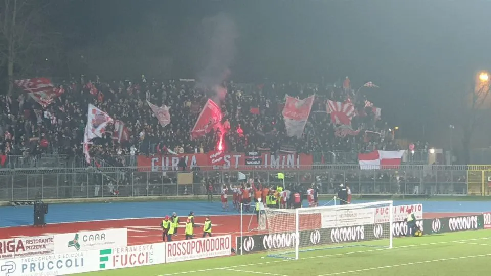 La squadra biancorossa festeggia sotto la Curva Est a fine partita