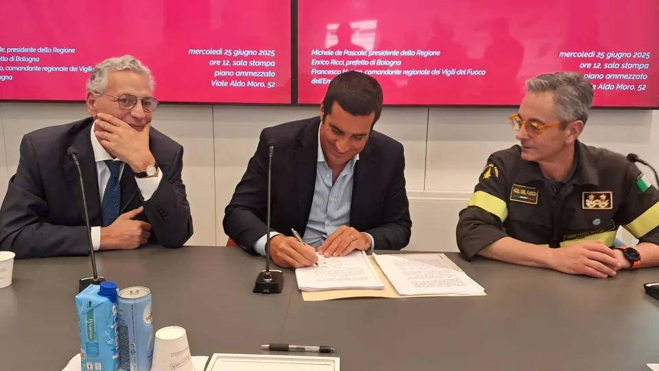 Da sinistra, Enrico Ricci (prefetto di Bologna), Michele De Pascale (presidente Regione Emilia-Romagna) e Francesco Notaro (Dir. regionale Vigili del Fuoco)