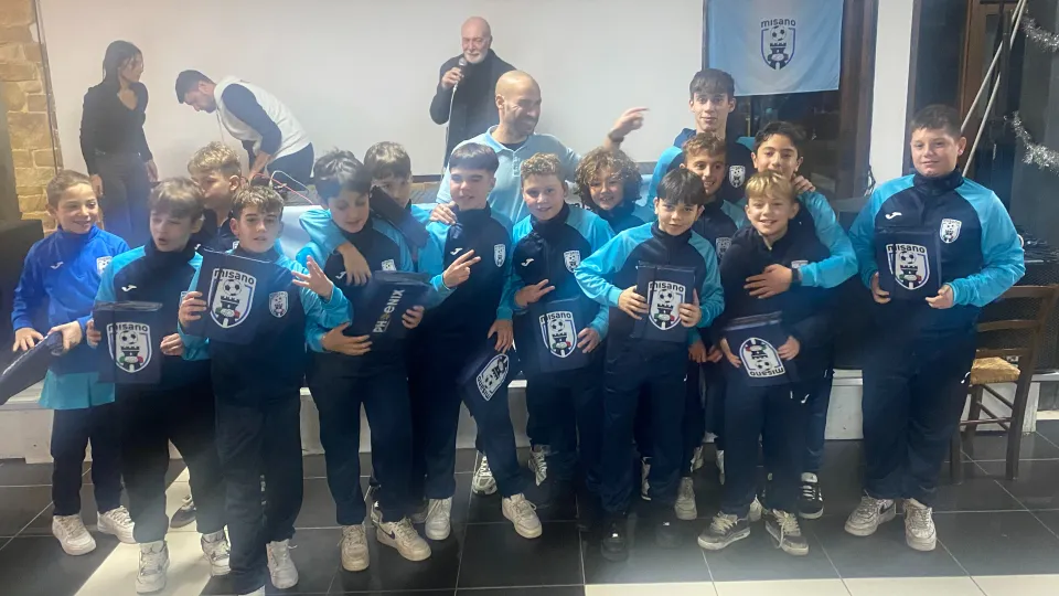 Daniele Simoncelli assieme ad alcuni suoi ragazzi della squadra dei 2014