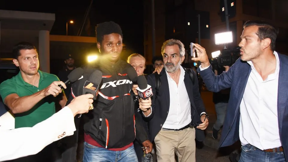 Louis Dassilva fuori dalla questura di Rimini accerchiato dai cronisti (foto Migliorini)
