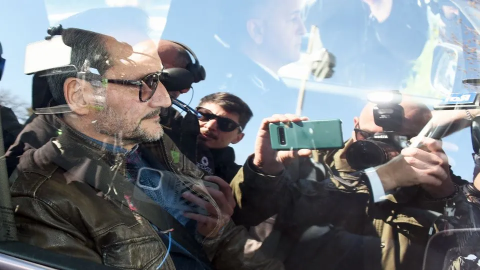 il gip di Rimini, Vinicio Cantarini, al suo arrivo in carcere (foto Migliorini)