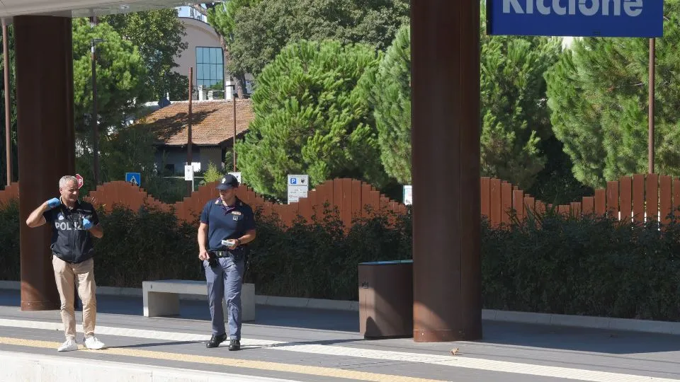 alcuni poliziotti in stazione (repertorio)