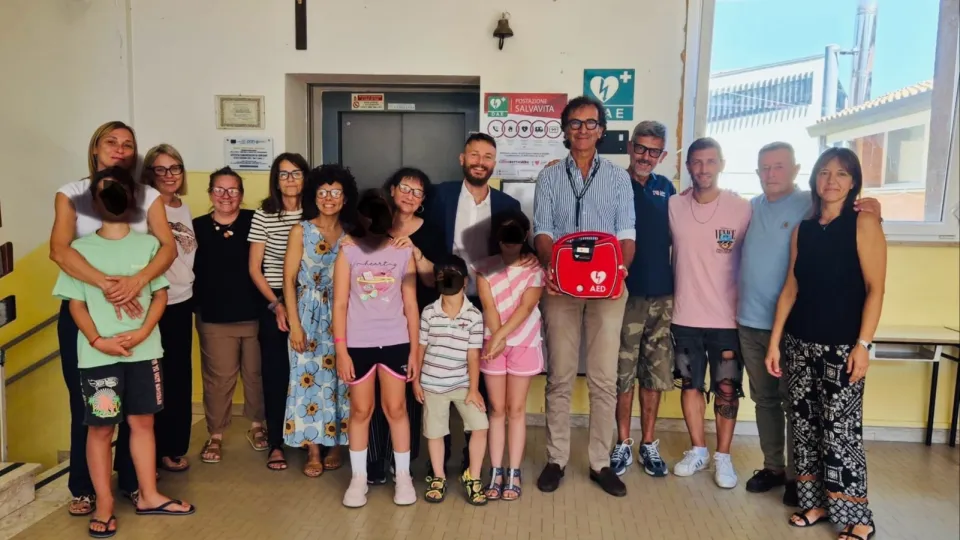 Defibrillatore donato alla scuola