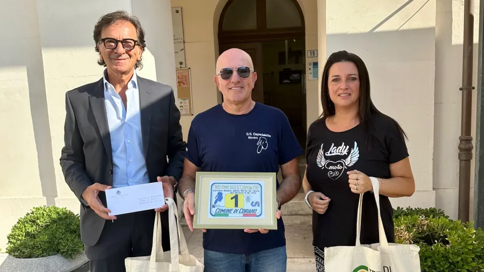 Domenico Manna tra il sindaco Gianluca Ugolini e l'assessora Anna Pecci
