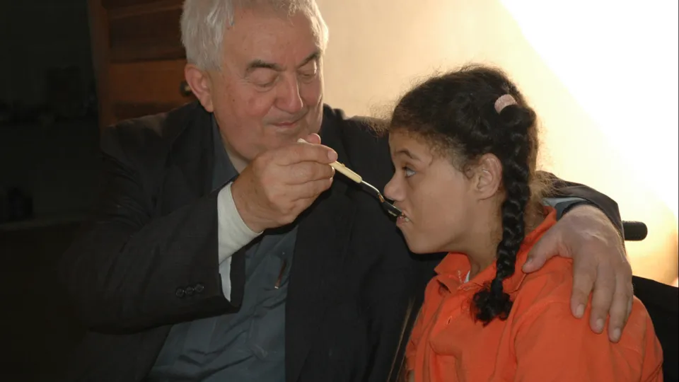 don Benzi in una casa della comunità in Brasile