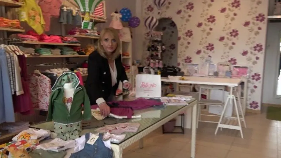 Roberta Balducci nel negozio che gestisce insieme alla figlia
