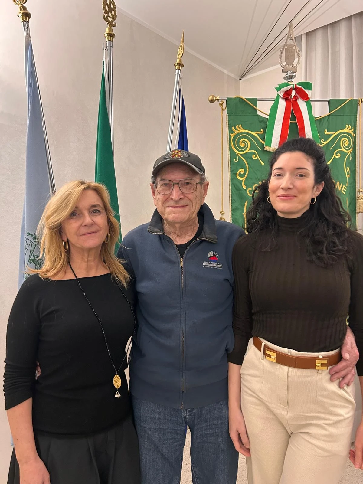 Edmo Vandi insieme alla figlia e alla vicesindaca Sandra Villa