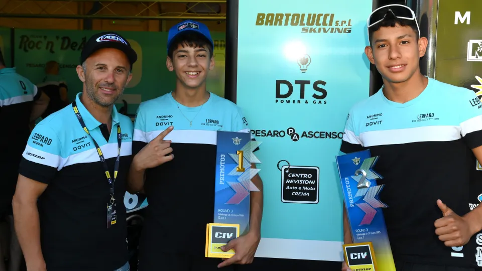 Edoardo Savino e Alessandro Aguilar Carballo insieme a Massimo Roccoli