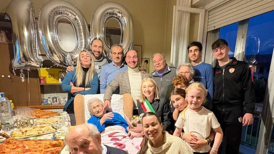 la signora Elvira con la famiglia e la sindaca
