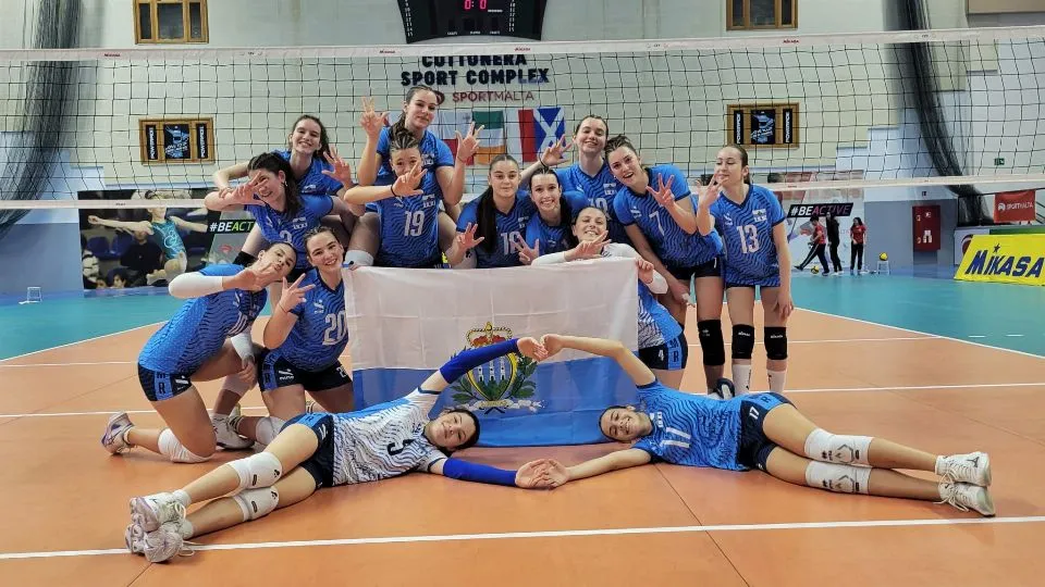 La nazionale sammarinese festeggia dopo la vittoria contro la Scozia